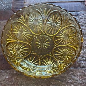 Vintage Anchor Hocking Star & Cameo Serving Bowl Yellow Gold Amber Glass 8"